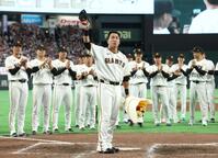 ファンの声援に応える長野（撮影・金田祐二）