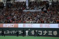 ファンにあいさつする長野（撮影・金田祐二）