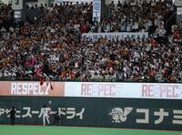 ファンにあいさつする長野（撮影・金田祐二）