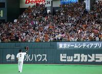 ファンの声援を受けて守備につく長野（撮影・金田祐二）
