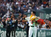 場内一周する長野（撮影・金田祐二）