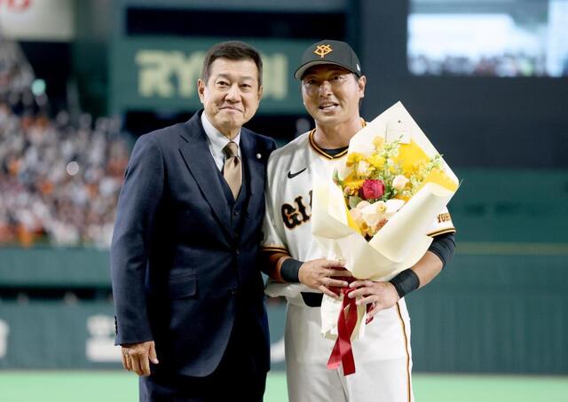 引退の長野久義 原前監督がサプライズで花束贈呈 4万人超集まった東京