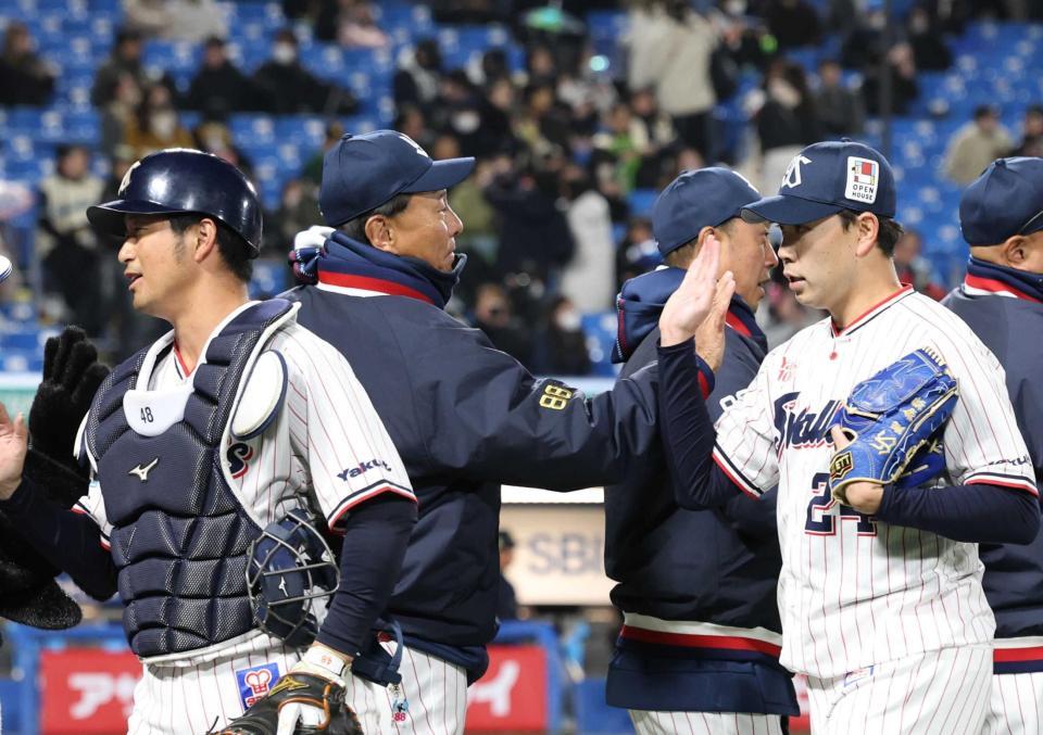 　星（右）を出迎える池山監督（撮影・佐々木彰尚）