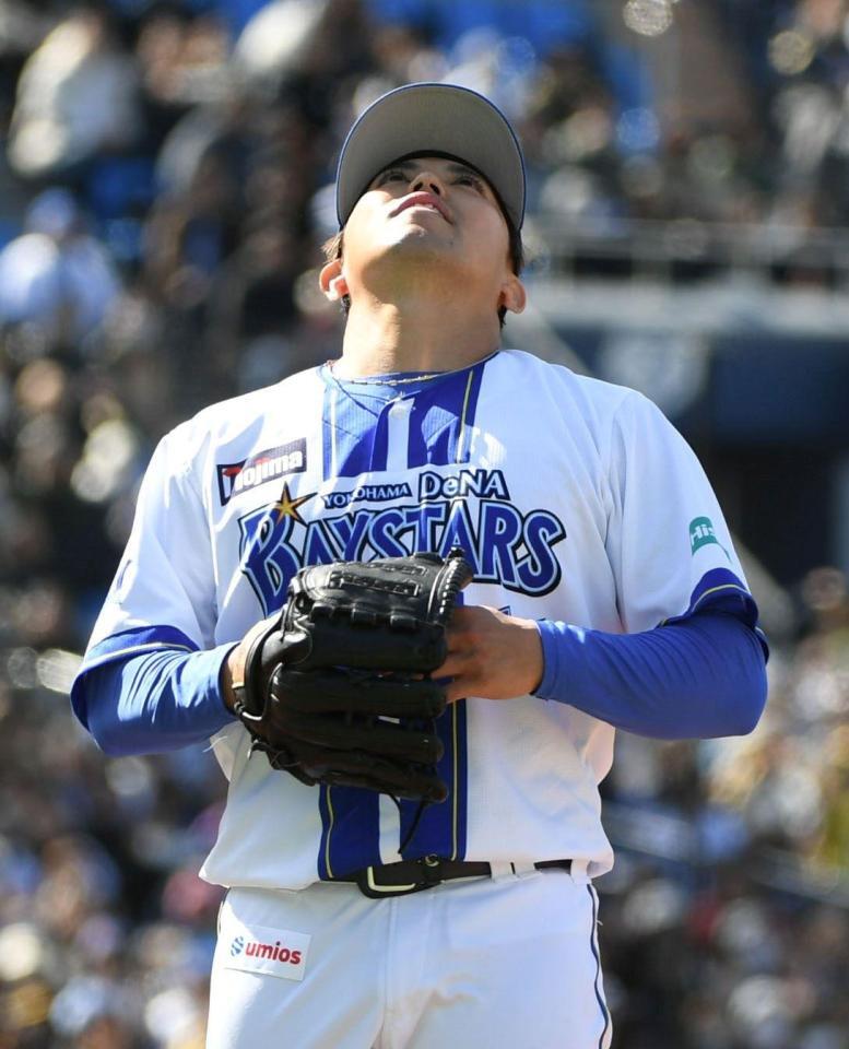 ３回、自らの走塁妨害で勝ち越し点を奪われ天を仰ぐ東（撮影・佐藤厚）