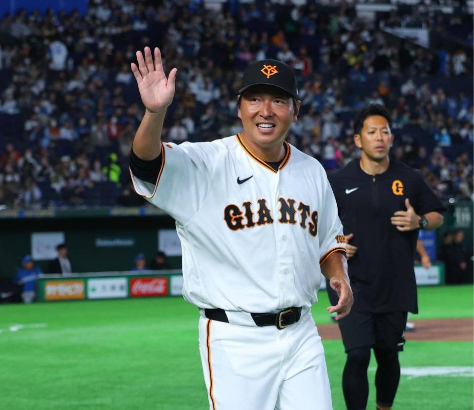 ファンの声援に応える長野久義氏（撮影・金田祐二）