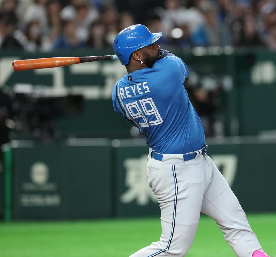 １回、先制２ランを放つレイエス（撮影・金田祐二）