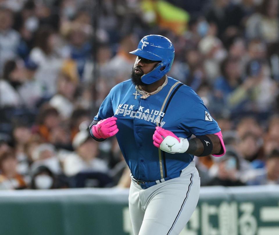 １回、先制２ランを放ち喜ぶレイエス（撮影・金田祐二）