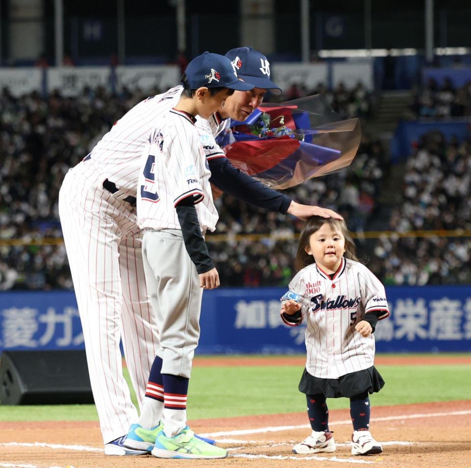 子どもたちから花束を手渡された川端（撮影・佐々木彰尚）
