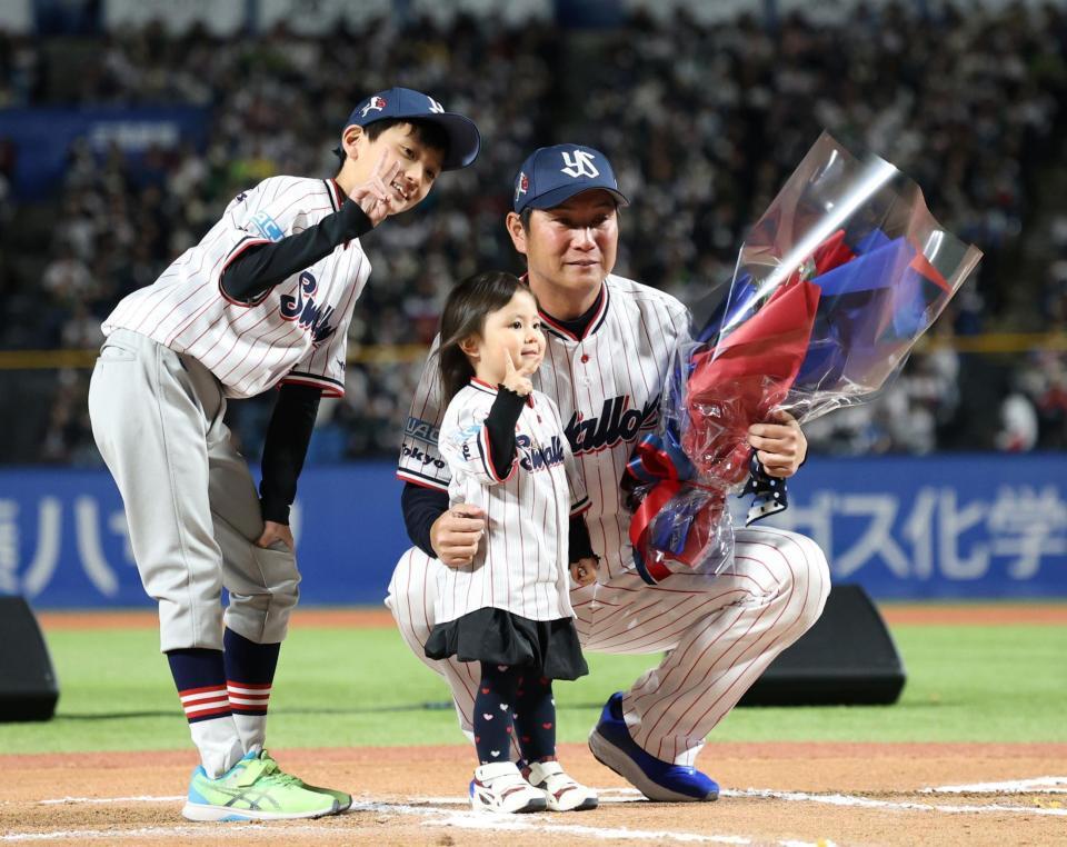 子どもたちと写真におさまる川端（撮影・佐々木彰尚）