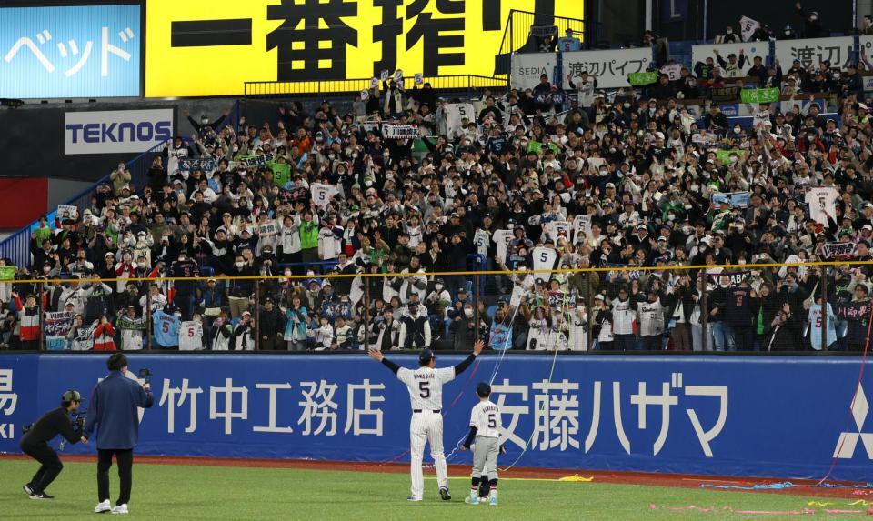 ファンにあいさつをする川端（撮影・佐々木彰尚）