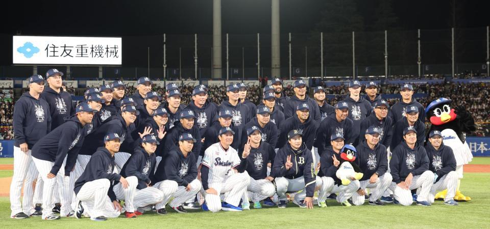 ナインと写真におさまる川端（前列左から４人目）＝撮影・佐々木彰尚