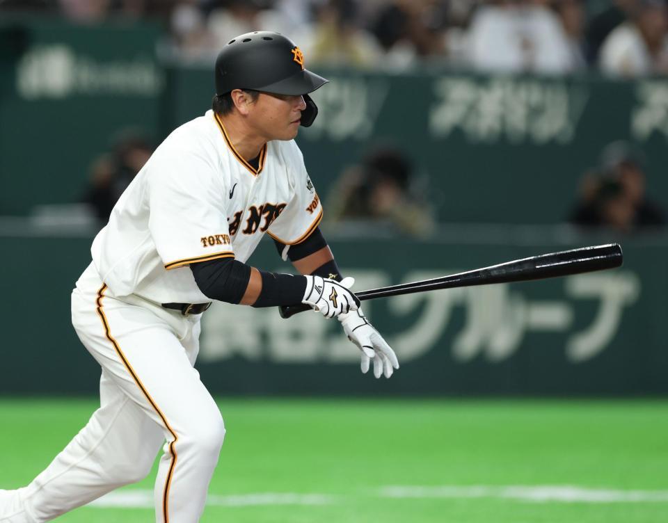 ８回、中前打を放つ代打・長野久義（撮影・金田祐二）