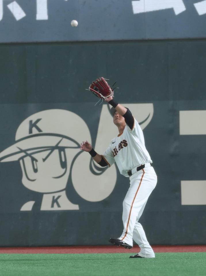 ９回、常谷の右飛を捕球する長野（撮影・金田祐二）