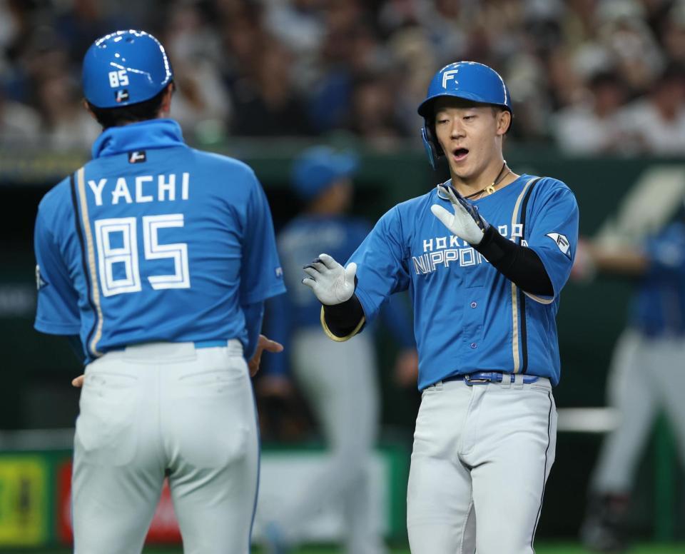 ８回、右越えソロを放った矢沢（撮影・金田祐二）