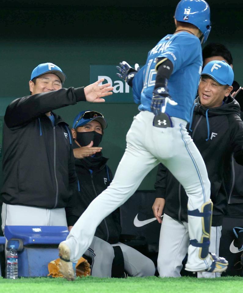 ８回、右越えソロを放った矢澤を迎える新庄監督（撮影・金田祐二）