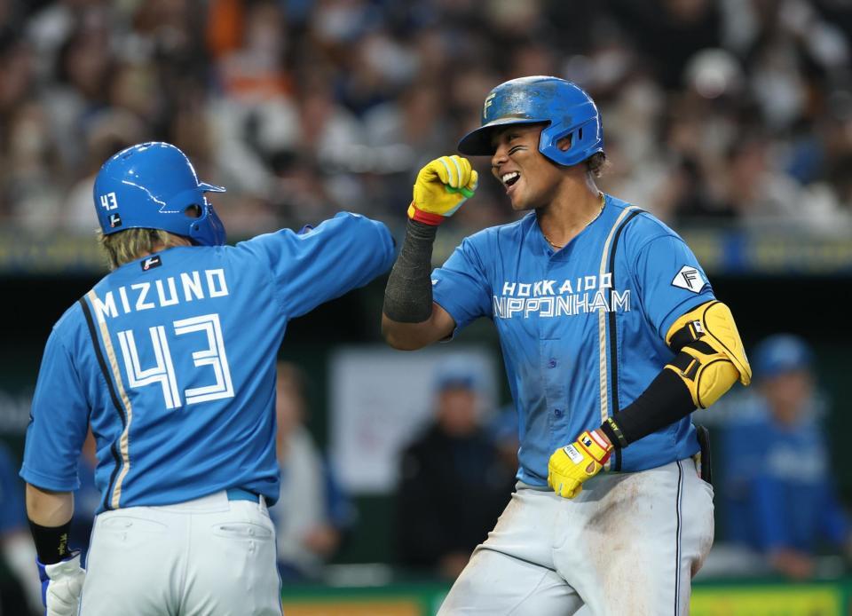 ４回、右越えに満塁本塁打を放ち水野に迎えられる水谷（撮影・金田祐二）