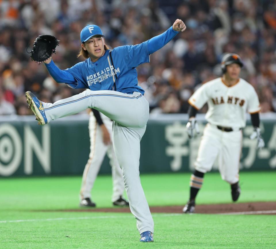 ５回、浦田の打球を捕球し必死に送球する細野（撮影・金田祐二）