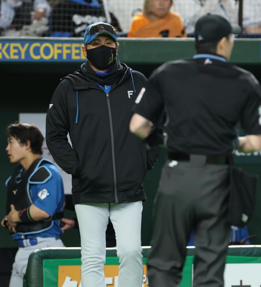 選手交代を告げる新庄監督（撮影・金田祐二）