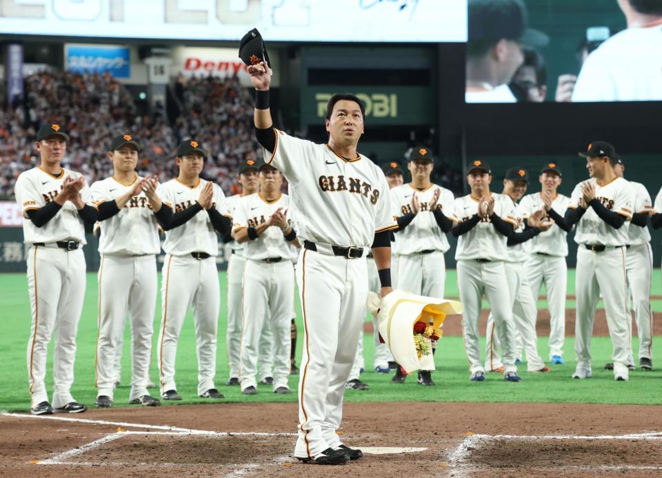 ファンの声援に応える長野（撮影・金田祐二）