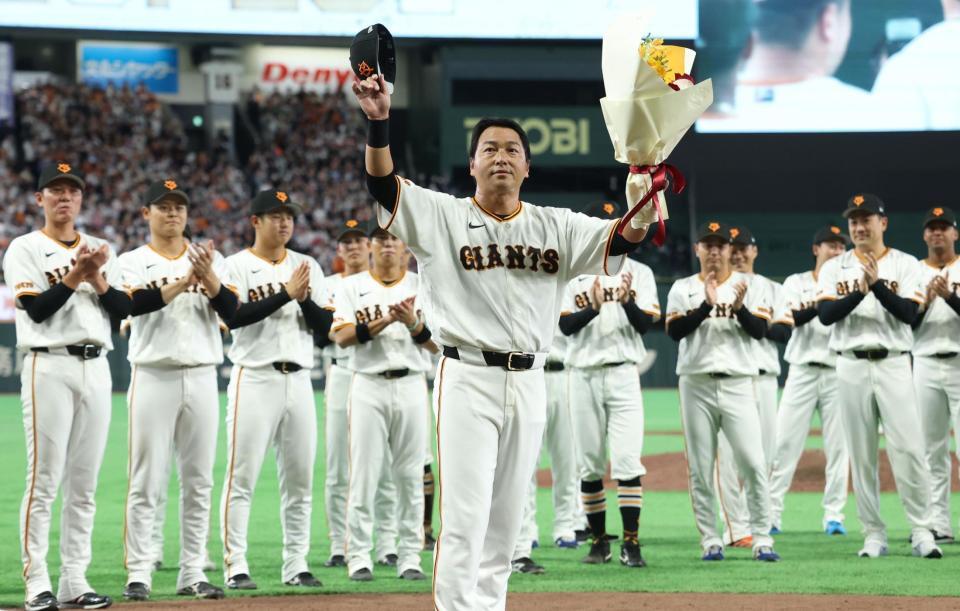 ファンの声援に応える長野（撮影・金田祐二）