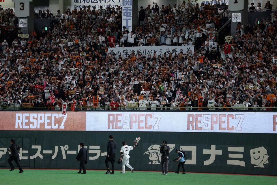 ファンにあいさつする長野（撮影・金田祐二）