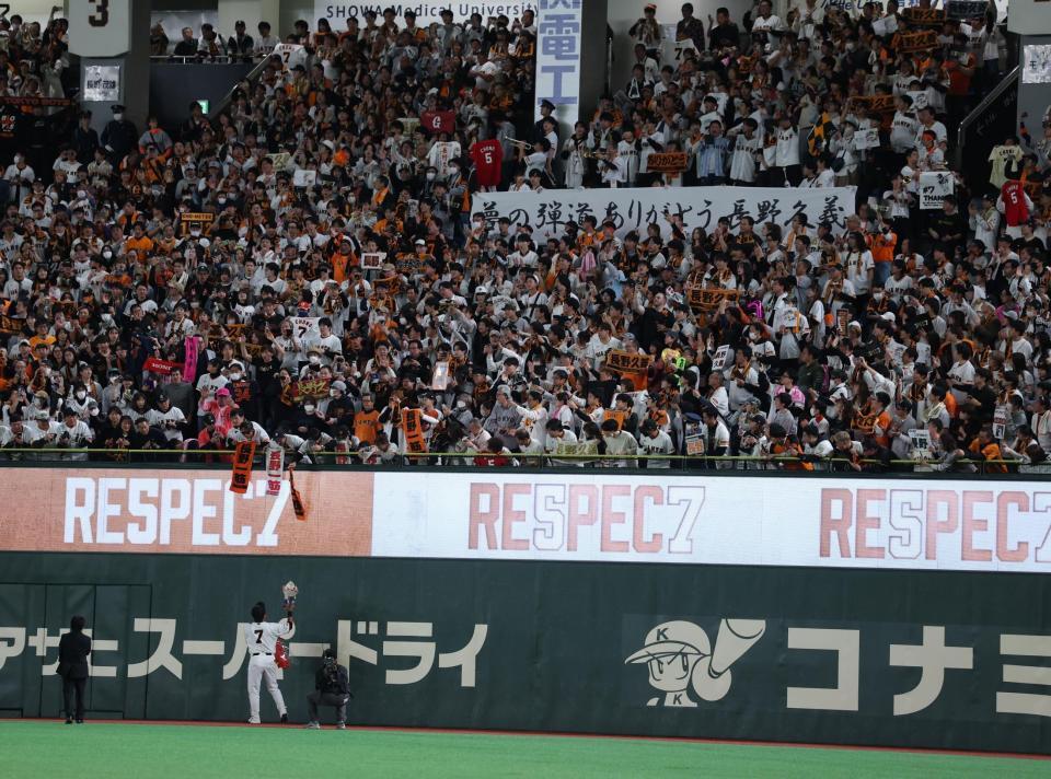 ファンにあいさつする長野（撮影・金田祐二）