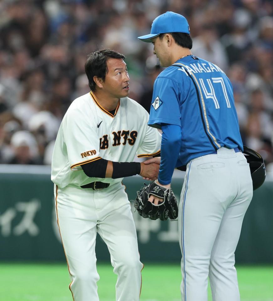 対戦した柳川にお礼する長野（撮影・金田祐二）