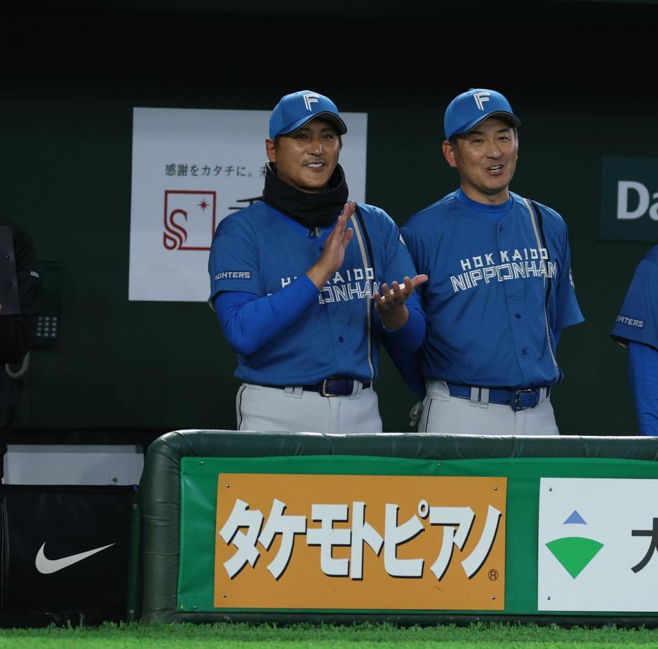 長野の打席でユニホーム姿にでマスクを外し笑顔の新庄監督（撮影・金田祐二）