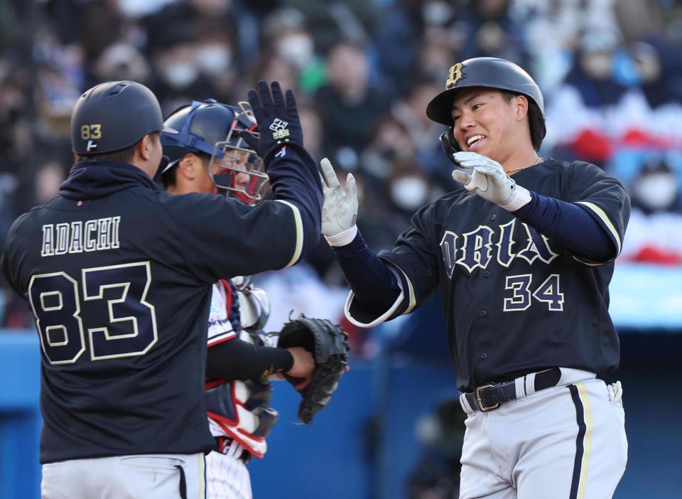 ７回、右越えにソロを放ち生還する横山聖（撮影・佐々木彰尚）