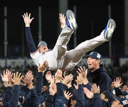 　胴上げされる川端（撮影・佐々木彰尚）