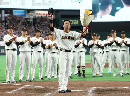 花束を手にファンの声援に応える長野（撮影・金田祐二）