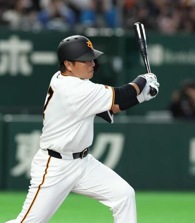 ８回、中前打を放つ長野