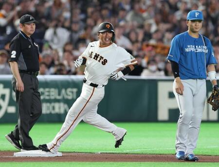 ８回、岸田の右前打で三塁へ向かう長野