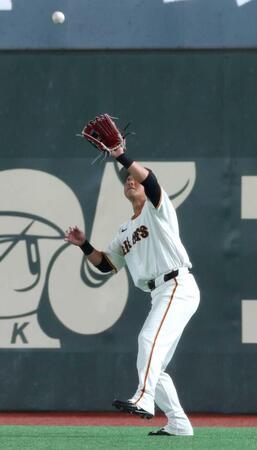 ９回、常谷の右飛を捕球する長野