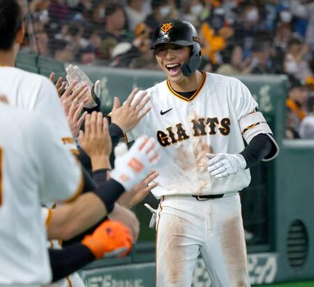 ４回、ソロを放ち笑顔でナインに迎えられる平山（撮影・金田祐二）