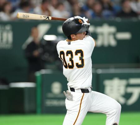 ３回、先制適時三塁打を放つ平山（撮影・金田祐二）