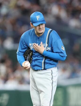 ３回、死球を与えたダルベックに謝る有原（撮影・金田祐二）