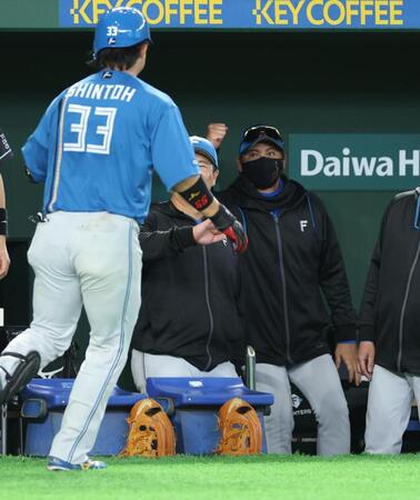 ７回、ソロを放った進藤を迎える新庄監督（撮影・金田祐二）