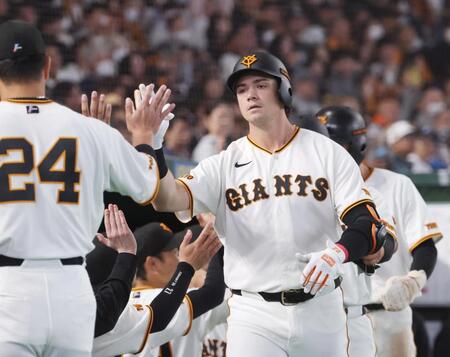 ６回、３ランを放ちナインとタッチを交わすダルベック