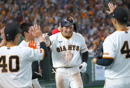 ４回、ソロを放ち笑顔でナインに迎えられる平山（撮影・金田祐二）