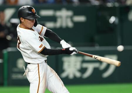 ６回、左前打を放つ平山（撮影・金田祐二）