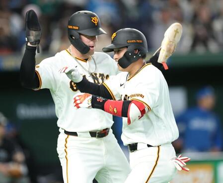 ５回、２ランを放ち生還する増田陸（撮影・金田祐二）