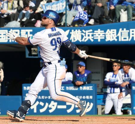 　８回、満塁本塁打を放つＤｅＮＡのヒュンメル＝横浜
