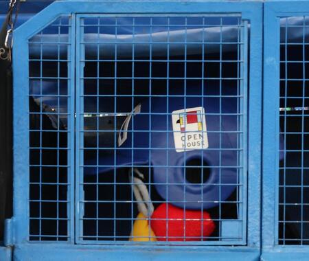 引き揚げるつば九郎（撮影・佐々木彰尚）