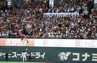 ファンにあいさつする長野