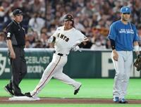 ８回、岸田の右前打で三塁へ向かう長野