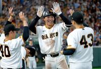 ４回、ソロを放ち笑顔でナインに迎えられる平山（撮影・金田祐二）