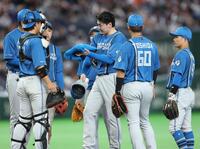 ３回、マウンドで厳しい表情の有原（撮影・金田祐二）