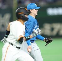 ３回、有原は門脇の打球を処理するも一塁間に合わず（撮影・金田祐二）