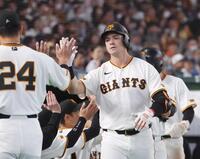 ６回、３ランを放ちナインとタッチを交わすダルベック